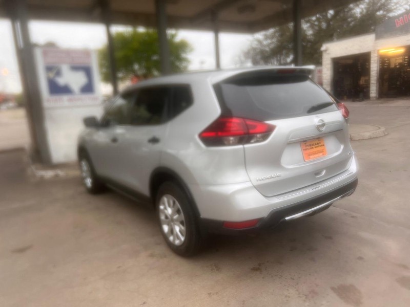 Nissan Rogue Vehicle Full-screen Gallery Image 04