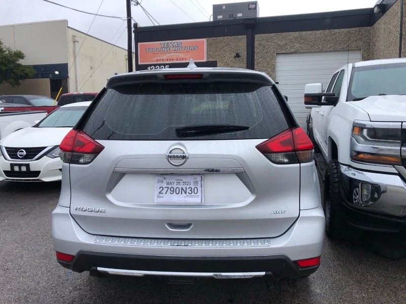 Nissan Rogue Vehicle Full-screen Gallery Image 05