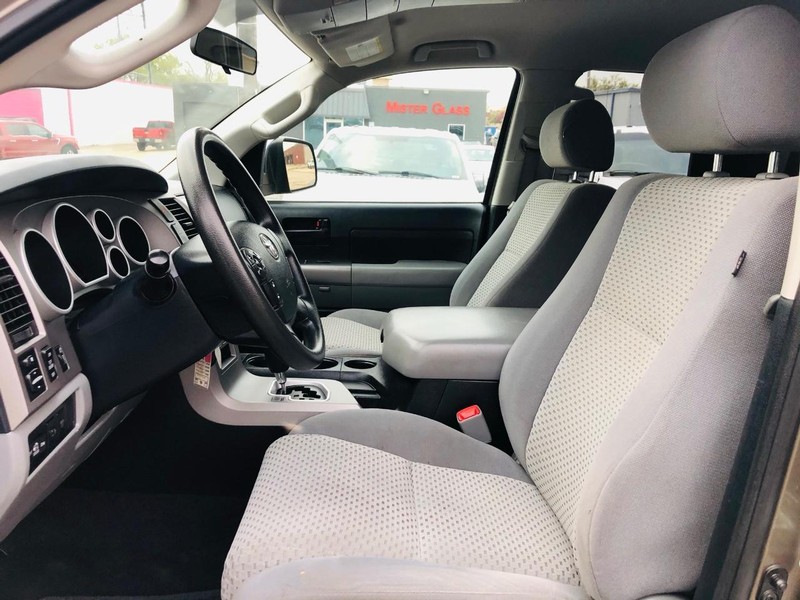 Toyota Tundra 4WD Truck Vehicle Full-screen Gallery Image 15