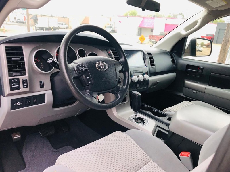 Toyota Tundra 4WD Truck Vehicle Full-screen Gallery Image 17