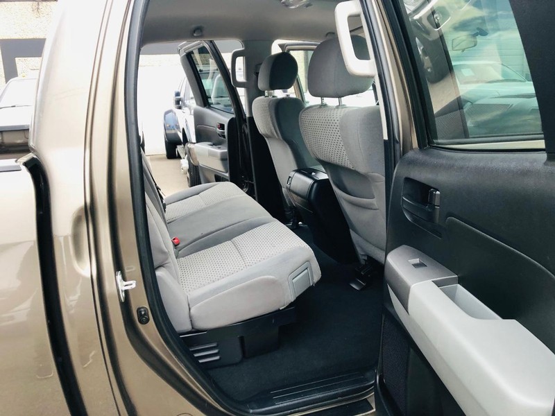 Toyota Tundra 4WD Truck Vehicle Full-screen Gallery Image 25