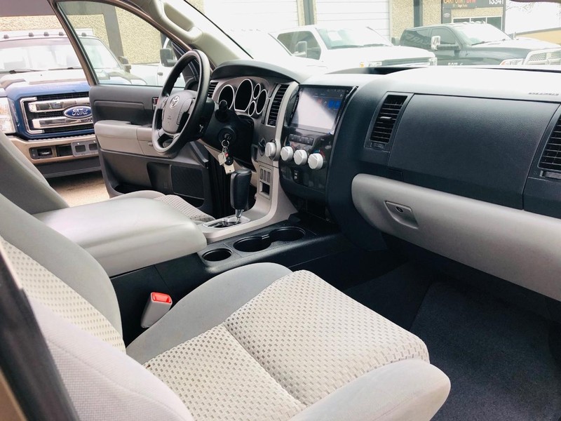 Toyota Tundra 4WD Truck Vehicle Full-screen Gallery Image 26