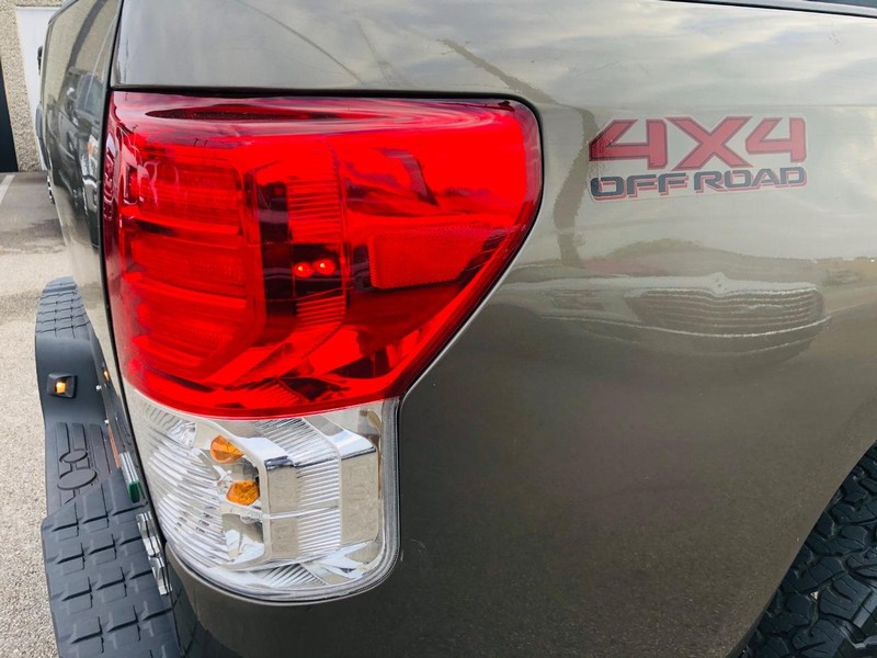 Toyota Tundra 4WD Truck Vehicle Full-screen Gallery Image 40