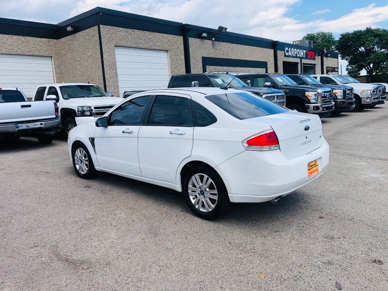 Ford Focus Vehicle Full-screen Gallery Image 11