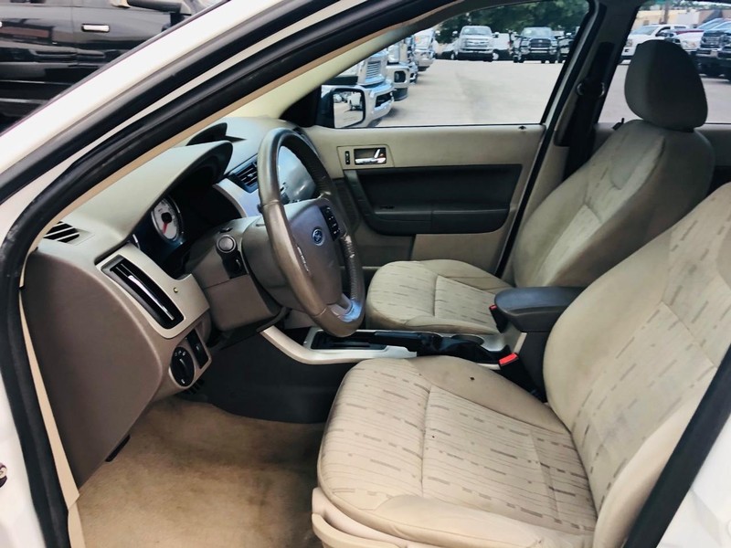 Ford Focus Vehicle Full-screen Gallery Image 12