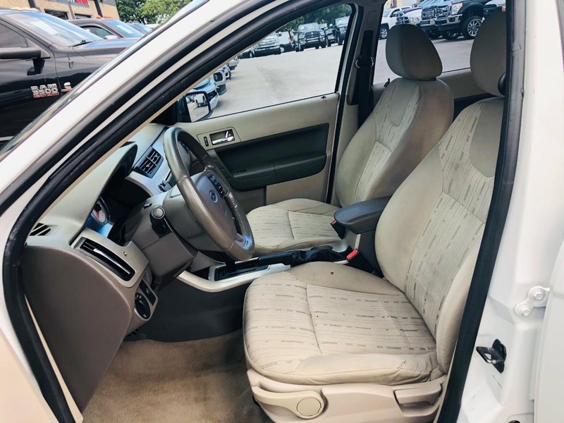 Ford Focus Vehicle Full-screen Gallery Image 15