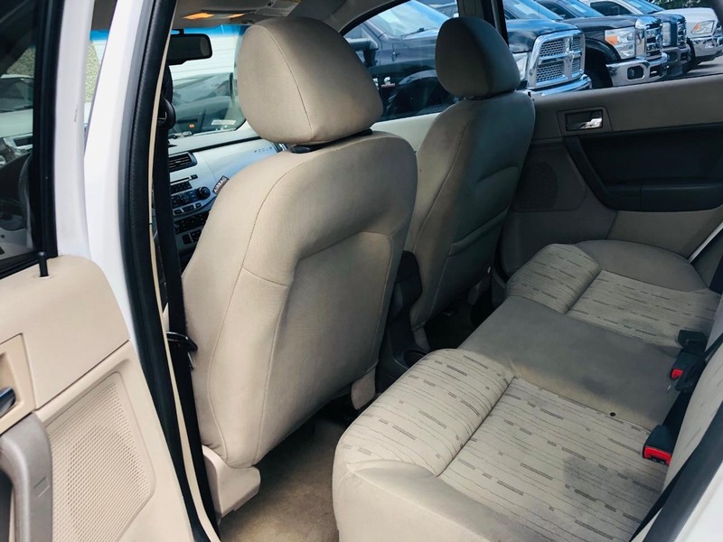 Ford Focus Vehicle Full-screen Gallery Image 16