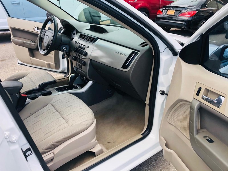 Ford Focus Vehicle Full-screen Gallery Image 18