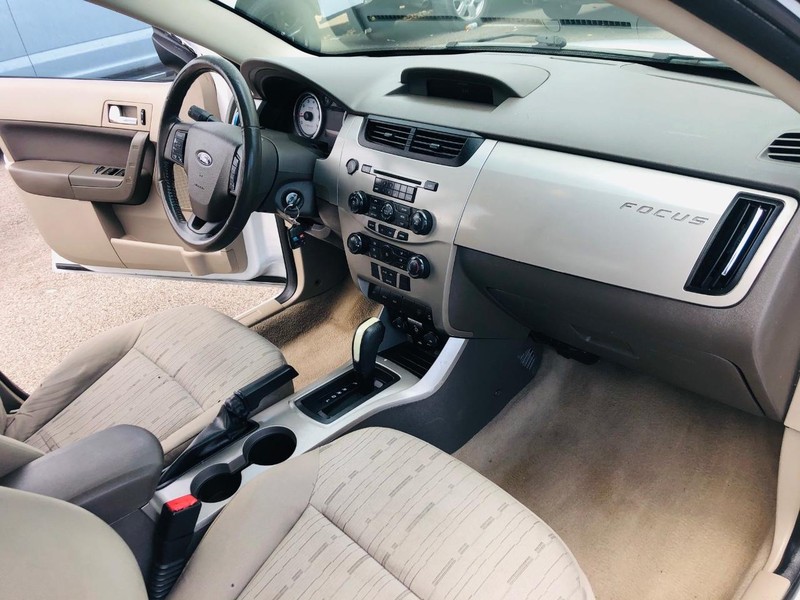 Ford Focus Vehicle Full-screen Gallery Image 19