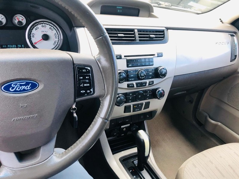 Ford Focus Vehicle Full-screen Gallery Image 21