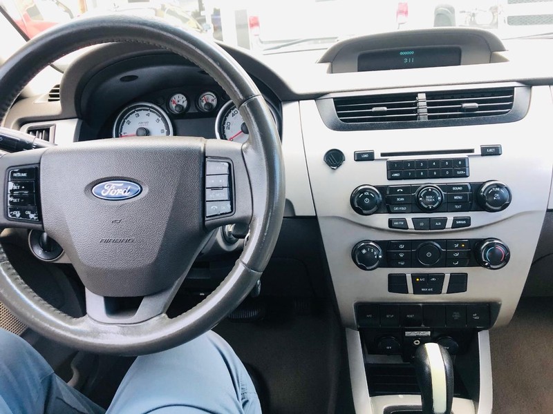 Ford Focus Vehicle Full-screen Gallery Image 23