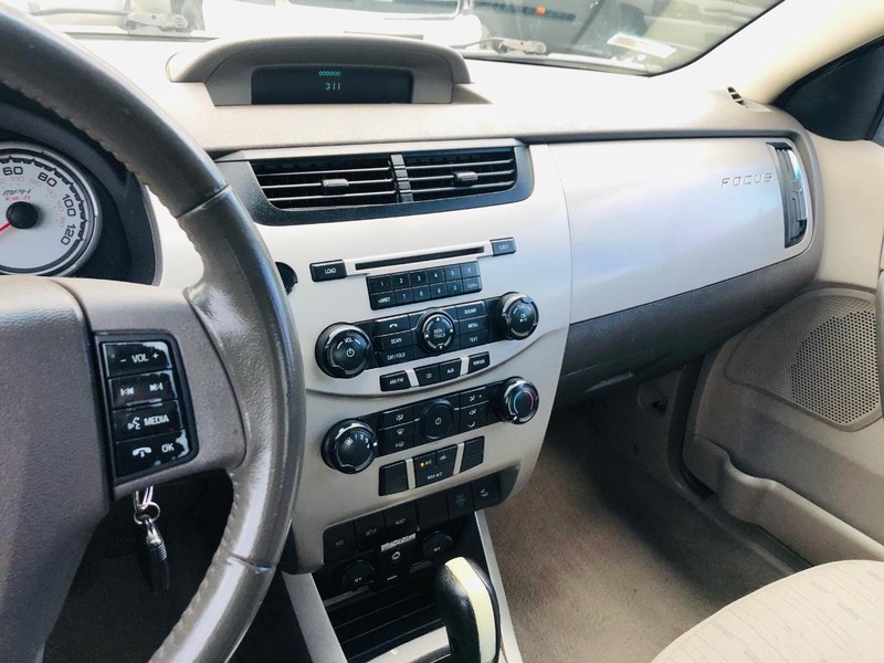 Ford Focus Vehicle Full-screen Gallery Image 26