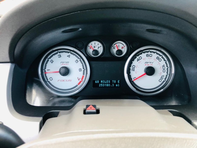 Ford Focus Vehicle Full-screen Gallery Image 27