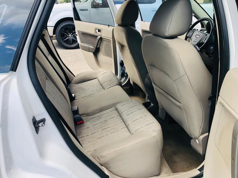 Ford Focus Vehicle Full-screen Gallery Image 30