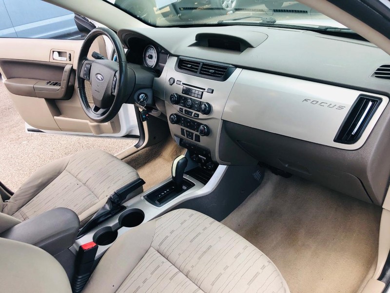 Ford Focus Vehicle Full-screen Gallery Image 32