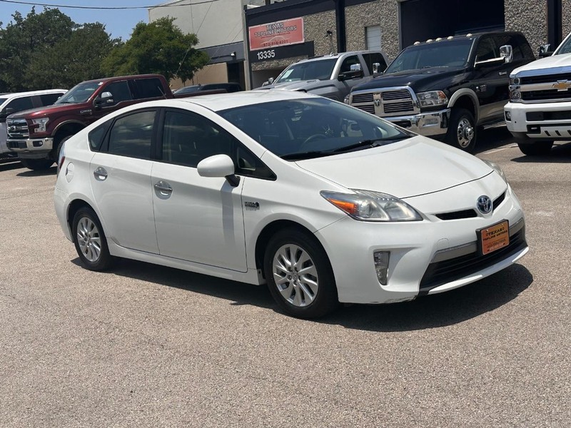 Toyota Prius Plug-In Vehicle Full-screen Gallery Image 03