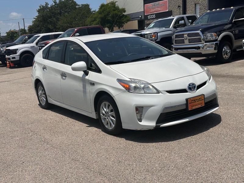 Toyota Prius Plug-In Vehicle Full-screen Gallery Image 04