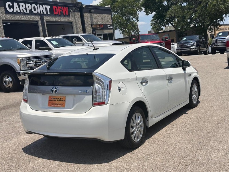 Toyota Prius Plug-In Vehicle Full-screen Gallery Image 05