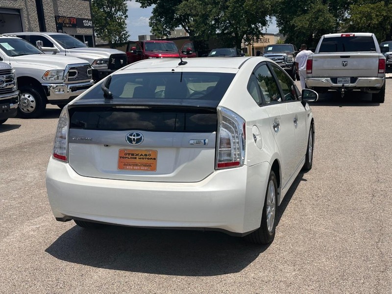 Toyota Prius Plug-In Vehicle Full-screen Gallery Image 06