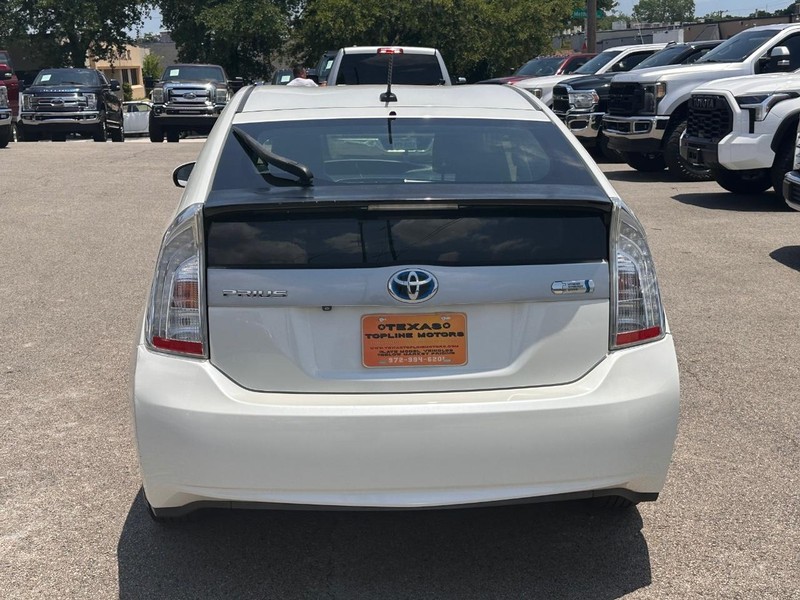 Toyota Prius Plug-In Vehicle Full-screen Gallery Image 07