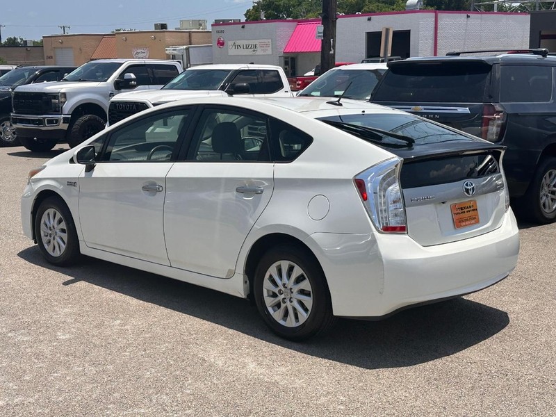 Toyota Prius Plug-In Vehicle Full-screen Gallery Image 08