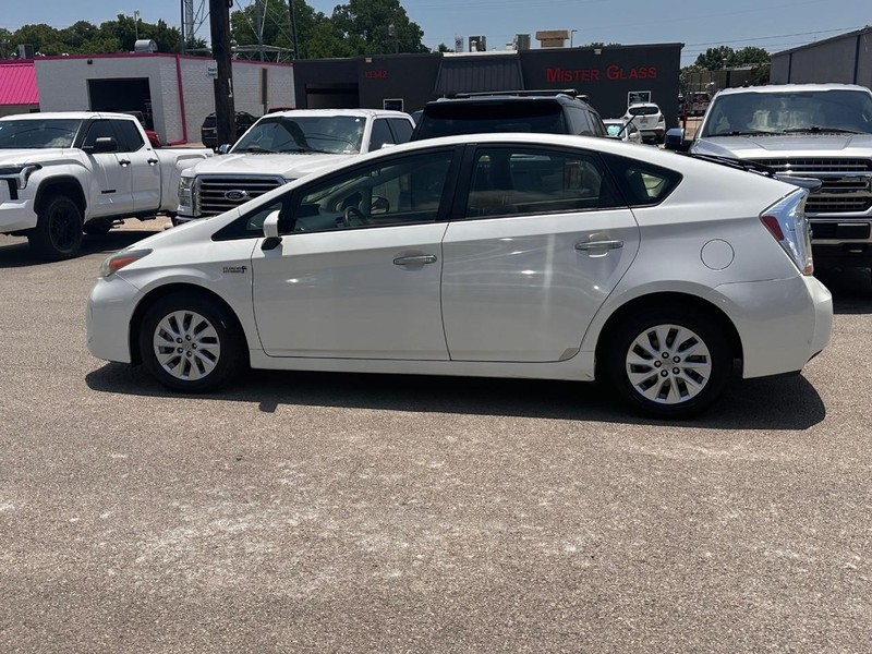 Toyota Prius Plug-In Vehicle Full-screen Gallery Image 09