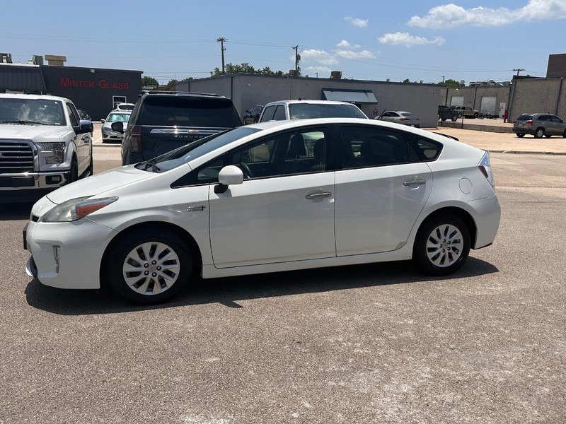 Toyota Prius Plug-In Vehicle Full-screen Gallery Image 10