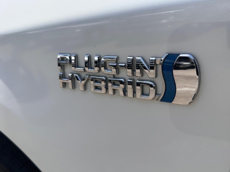 Toyota Prius Plug-In Vehicle Full-screen Gallery Image 11