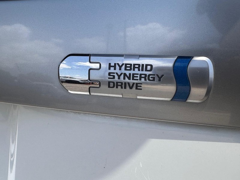 Toyota Prius Plug-In Vehicle Full-screen Gallery Image 12