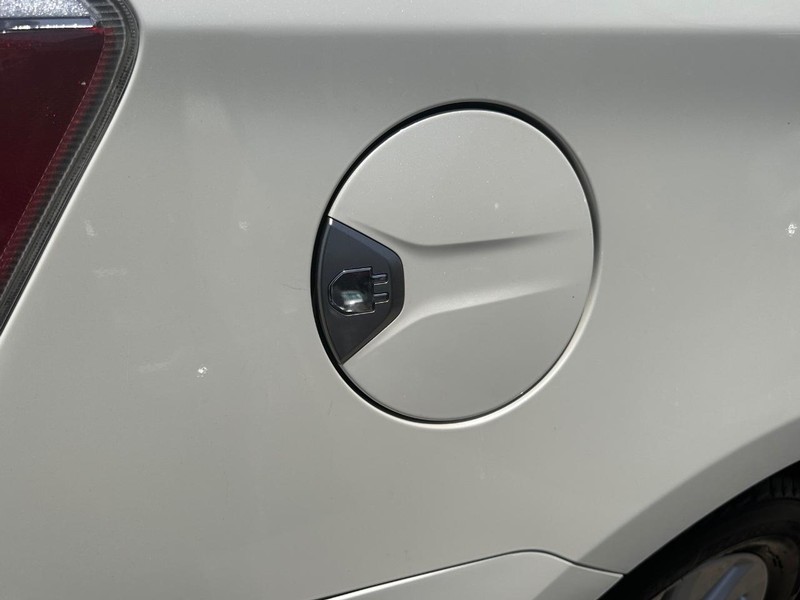 Toyota Prius Plug-In Vehicle Full-screen Gallery Image 13