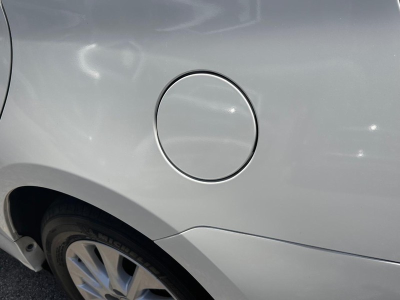 Toyota Prius Plug-In Vehicle Full-screen Gallery Image 15