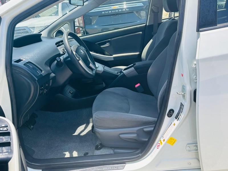 Toyota Prius Plug-In Vehicle Full-screen Gallery Image 17