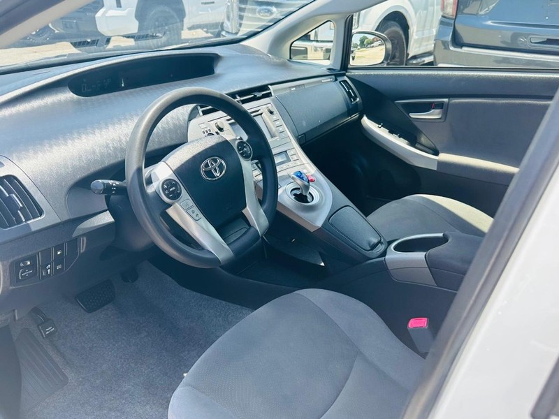 Toyota Prius Plug-In Vehicle Full-screen Gallery Image 18