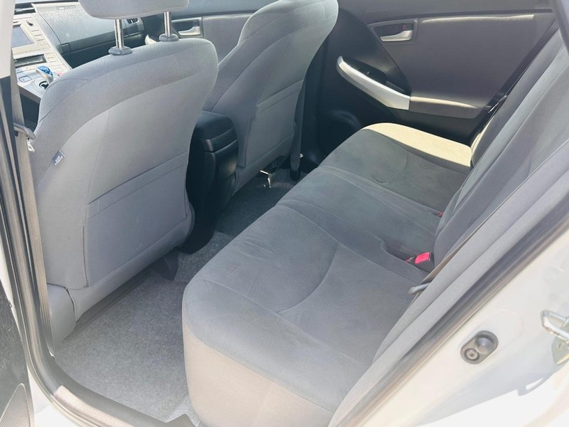 Toyota Prius Plug-In Vehicle Full-screen Gallery Image 19