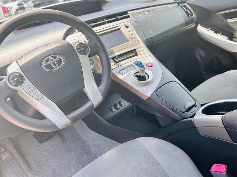 Toyota Prius Plug-In Vehicle Full-screen Gallery Image 20