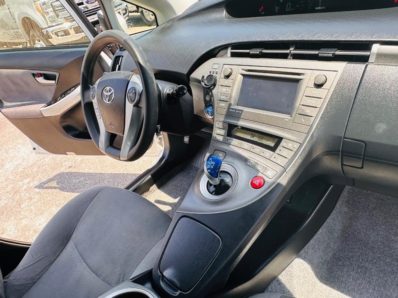 Toyota Prius Plug-In Vehicle Full-screen Gallery Image 21