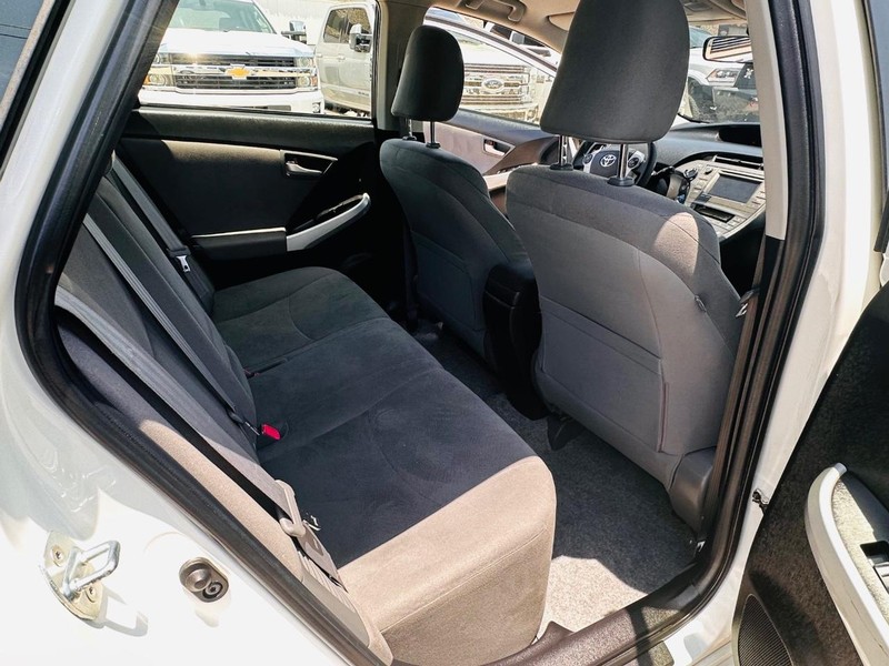 Toyota Prius Plug-In Vehicle Full-screen Gallery Image 22