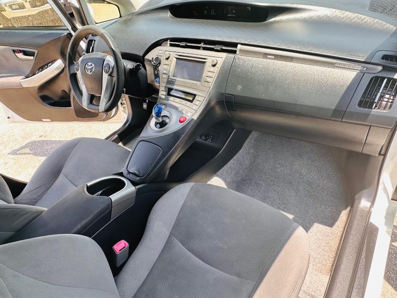 Toyota Prius Plug-In Vehicle Full-screen Gallery Image 23