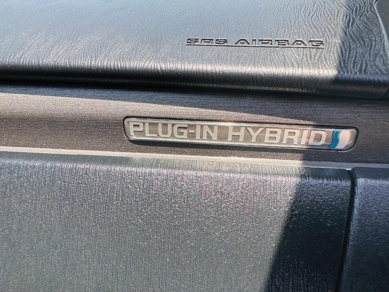 Toyota Prius Plug-In Vehicle Full-screen Gallery Image 24