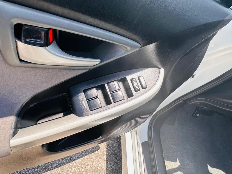 Toyota Prius Plug-In Vehicle Full-screen Gallery Image 26