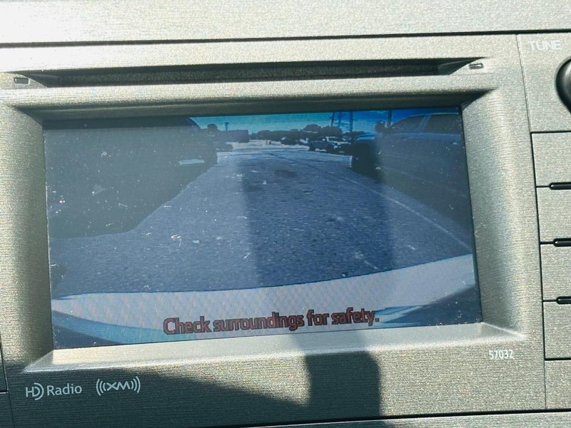 Toyota Prius Plug-In Vehicle Full-screen Gallery Image 27