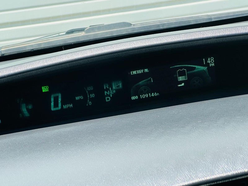 Toyota Prius Plug-In Vehicle Full-screen Gallery Image 29