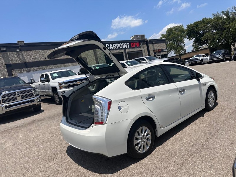 Toyota Prius Plug-In Vehicle Full-screen Gallery Image 30