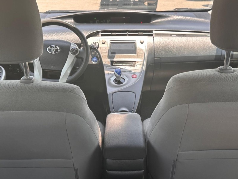 Toyota Prius Plug-In Vehicle Full-screen Gallery Image 32