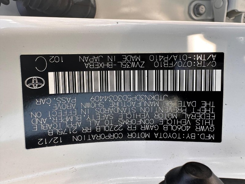 Toyota Prius Plug-In Vehicle Full-screen Gallery Image 33