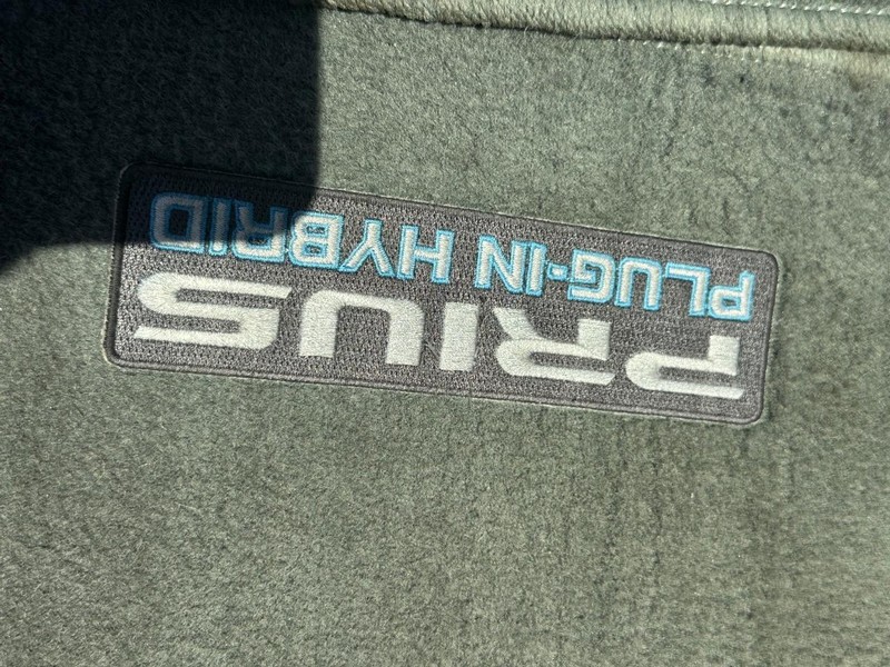 Toyota Prius Plug-In Vehicle Full-screen Gallery Image 35