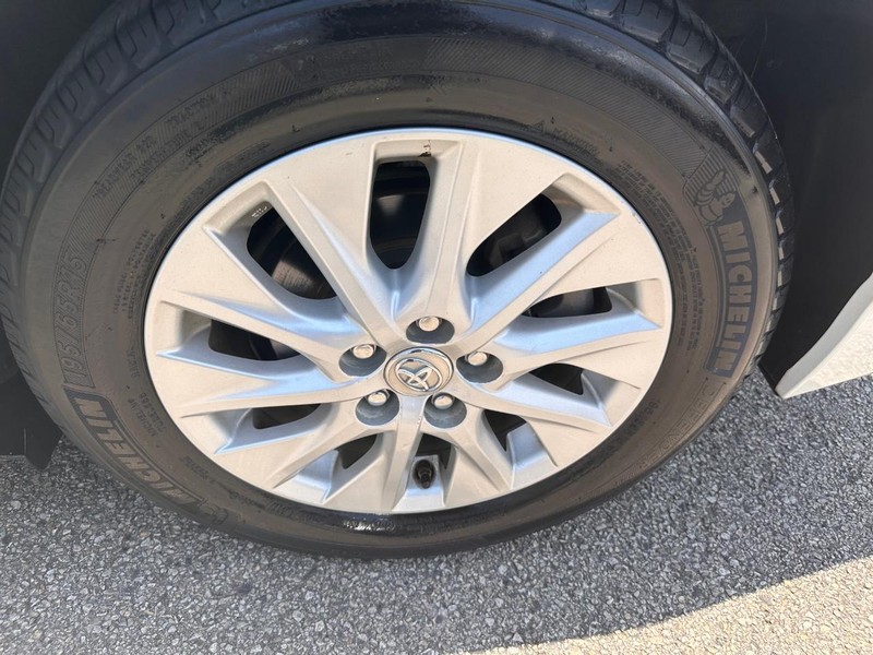 Toyota Prius Plug-In Vehicle Full-screen Gallery Image 36