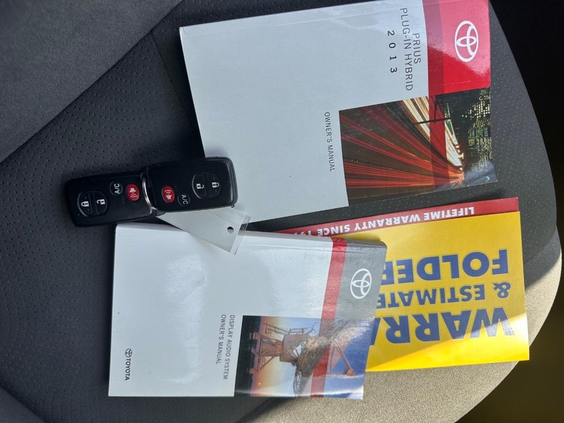 Toyota Prius Plug-In Vehicle Full-screen Gallery Image 37