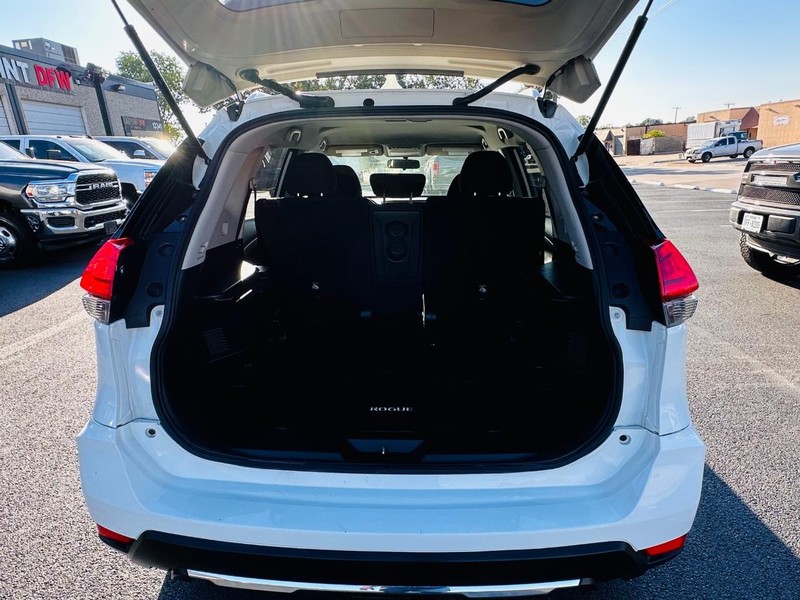 Nissan Rogue Vehicle Full-screen Gallery Image 13