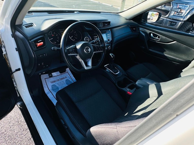 Nissan Rogue Vehicle Full-screen Gallery Image 16